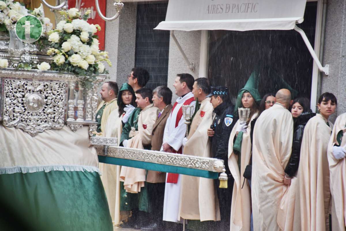 La lluvia obliga a suspender la procesión "Camino del Calvario" cuando ya había dado comienzo