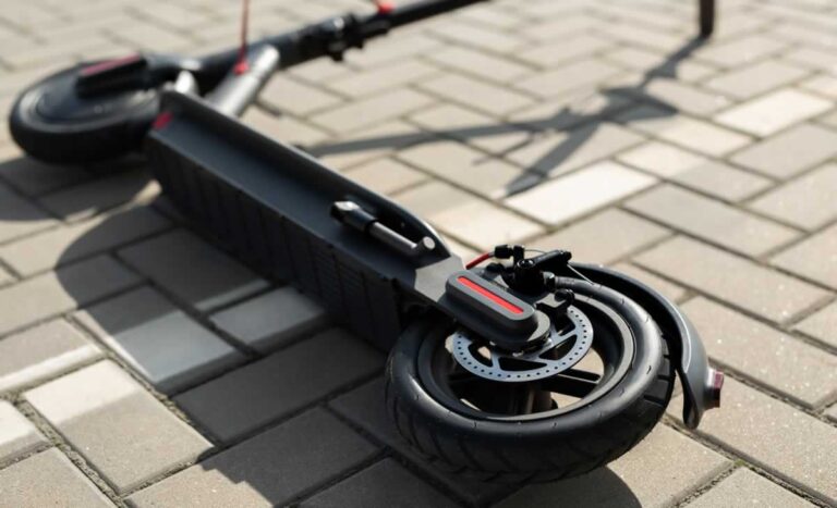 Herida una joven de 15 años que iba en patinete eléctrico tras chocar con un turismo en Alcázar