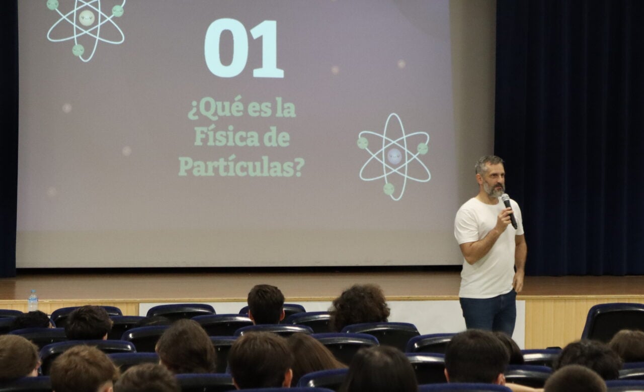 De la teoría a la práctica: La física de partículas explicada por Jesús Puerta Pelayo para estudiantes de Tomelloso