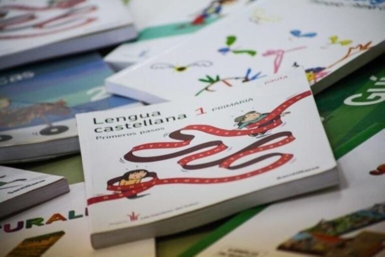 El Gobierno aprueba 3,5 millones de ayudas para adquirir libros de texto en C-LM