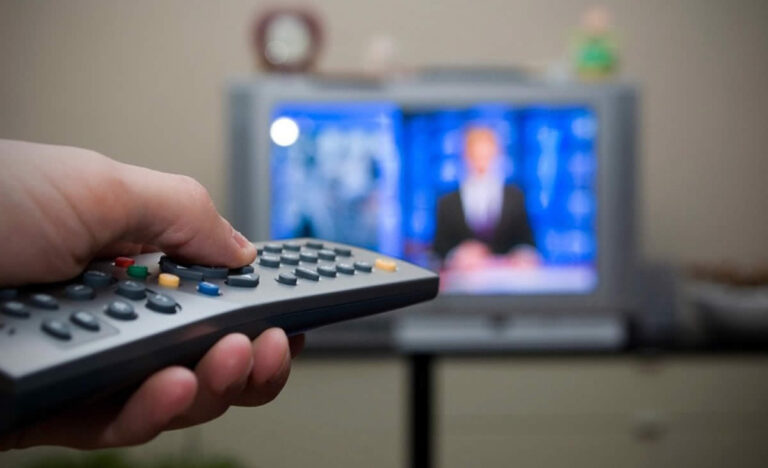 Los españoles vieron la televisión unas 4 horas y media al día en agosto