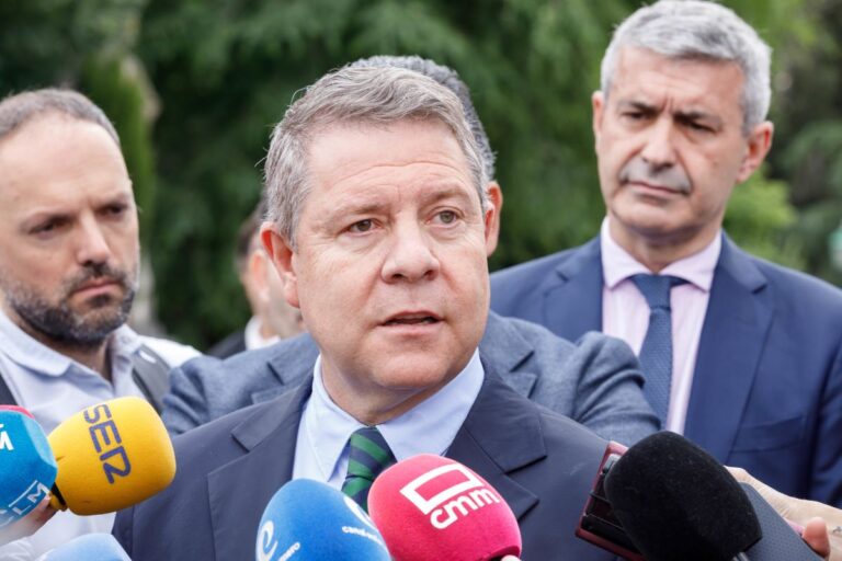 Una encuesta encargada por el PSOE le daría 19-20 diputados y Page celebra un apoyo «aún mayor» que en 2023