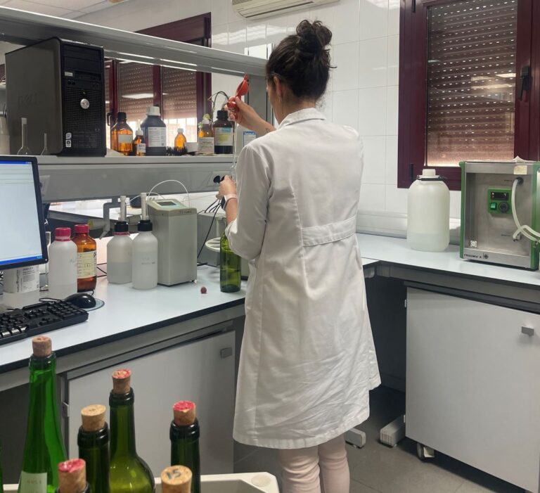 El IRIAF de Tomelloso presenta en Sevilla sus avances en gestión de biodiversidad botánica de Cuenca