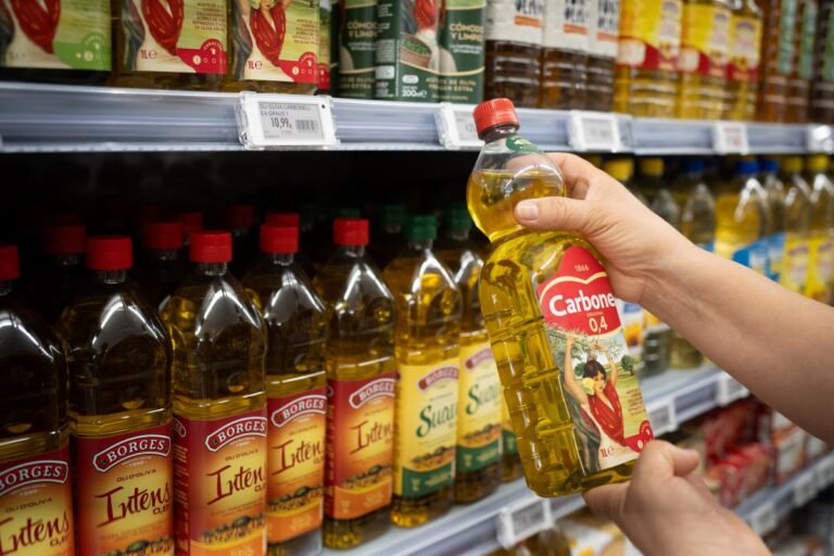 Los españoles vuelven a pagar IVA desde hoy al comprar leche, pan, huevos, frutas y aceite de oliva