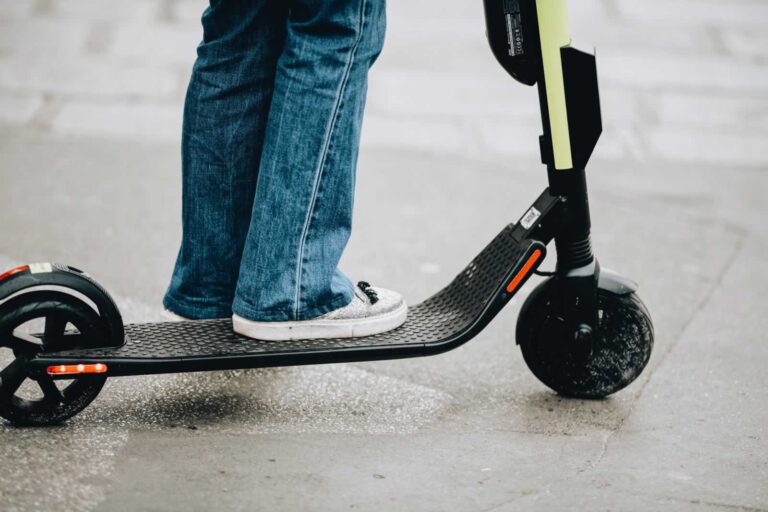 CSIF rechaza usar patinetes eléctricos como vehículos de reparto en Correos