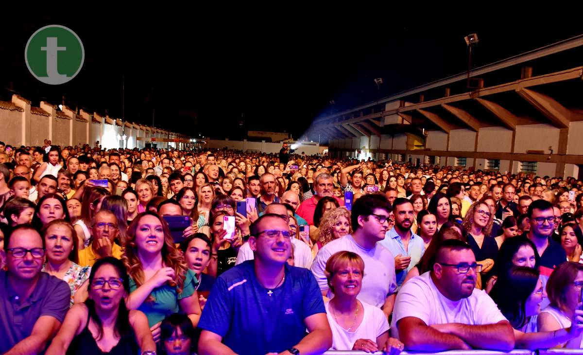 Deskaraos y Carlos Baute ofrecen un gran concierto en el Paco Gálvez de Tomelloso