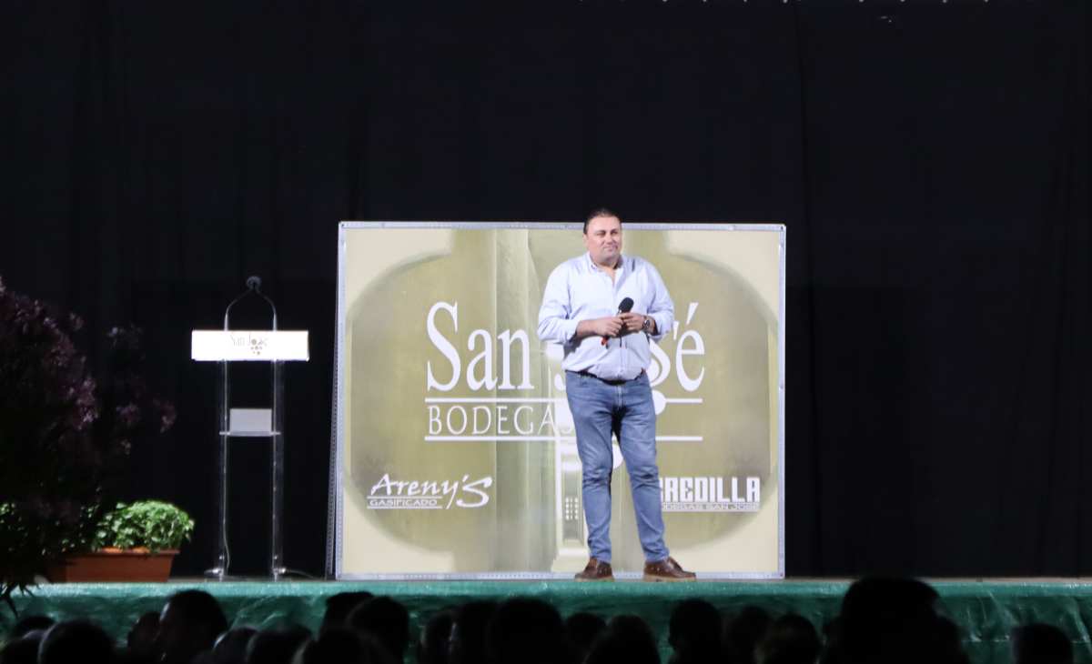 Risas con Leo Harlem y alguna sorpresa marcan el Día del Socio en la Bodega San José de Tomelloso