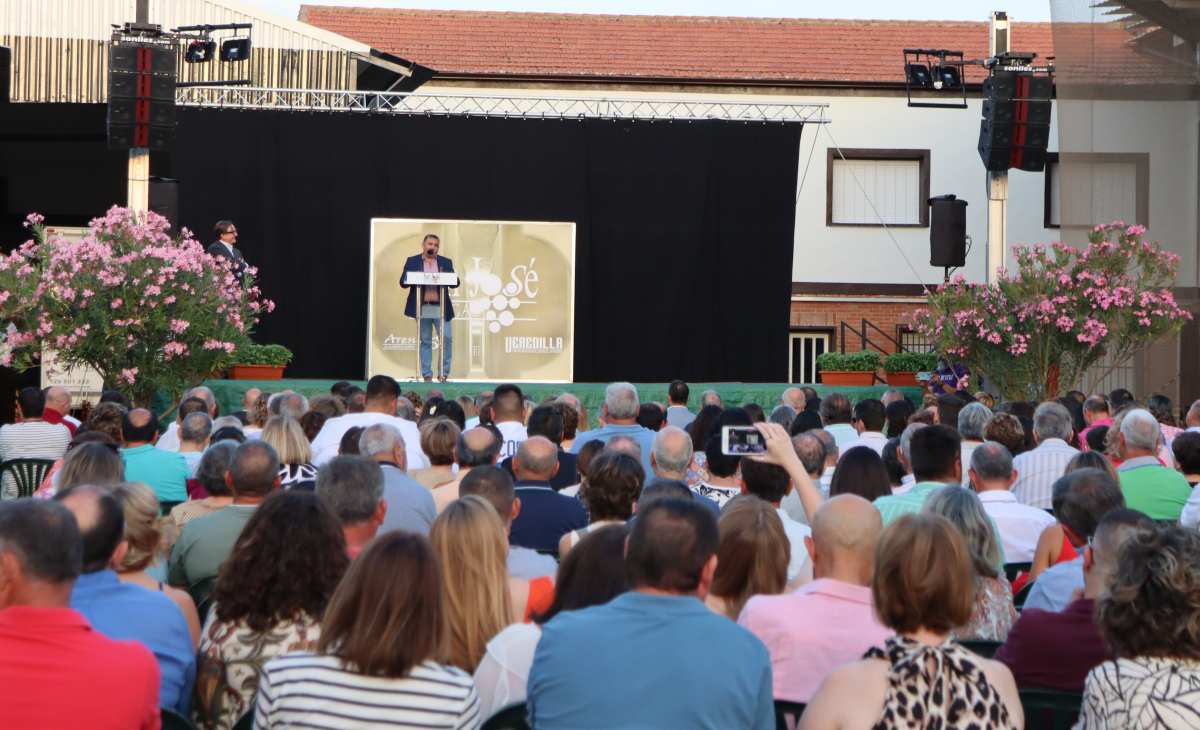 Risas con Leo Harlem y alguna sorpresa marcan el Día del Socio en la Bodega San José de Tomelloso