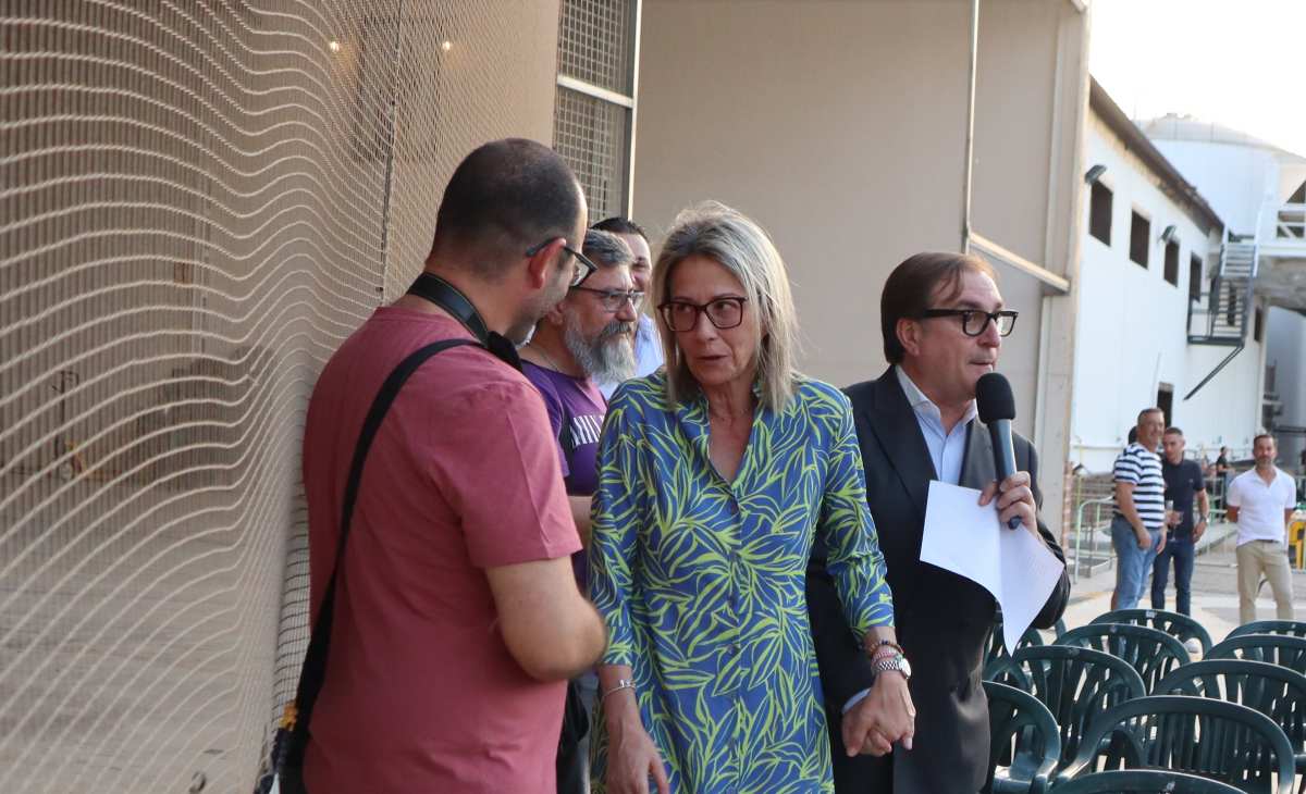 Risas con Leo Harlem y alguna sorpresa marcan el Día del Socio en la Bodega San José de Tomelloso