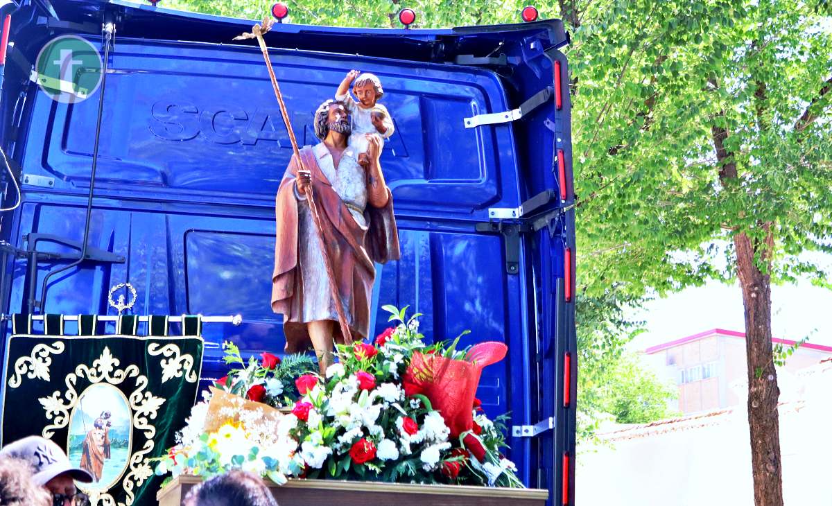 Alrededor de 100 vehículos celebran San Cristóbal por las calles de Tomelloso