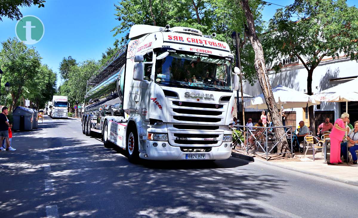 Alrededor de 100 vehículos celebran San Cristóbal por las calles de Tomelloso