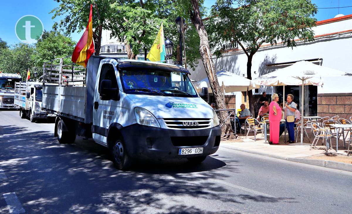 Alrededor de 100 vehículos celebran San Cristóbal por las calles de Tomelloso