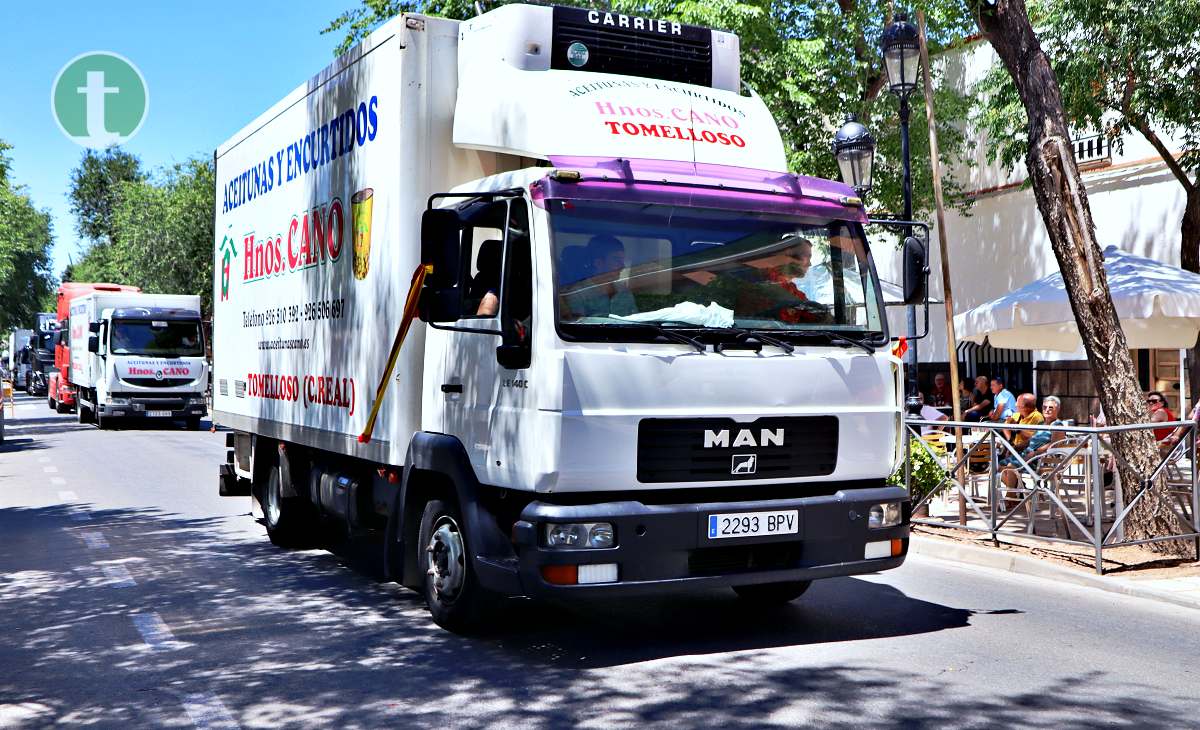 Alrededor de 100 vehículos celebran San Cristóbal por las calles de Tomelloso