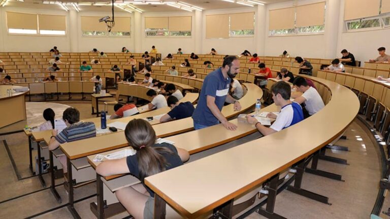 Estudiantes de la ESO, Bachiller y FP convocan una huelga este viernes por no conocer el modelo de examen de la nueva PAU