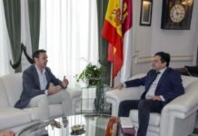 Valverde felicita al entrenador ciudadrealeño Javier Fernández “Jabato” tras lograr el Campeonato de Europa con la Selección Española Junior de Balonmano