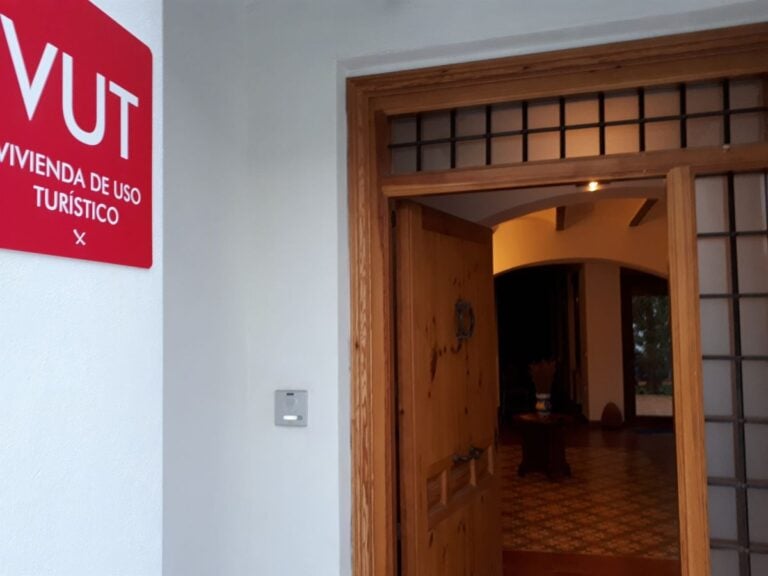 Castilla-La Mancha registró 1.261 anuncios ilícitos de Airbnb que han sido multados por Consumo