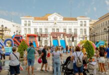 Cientos de niños disfrutan de la Fiesta Deportiva Acuática en la Plaza de España de Tomelloso