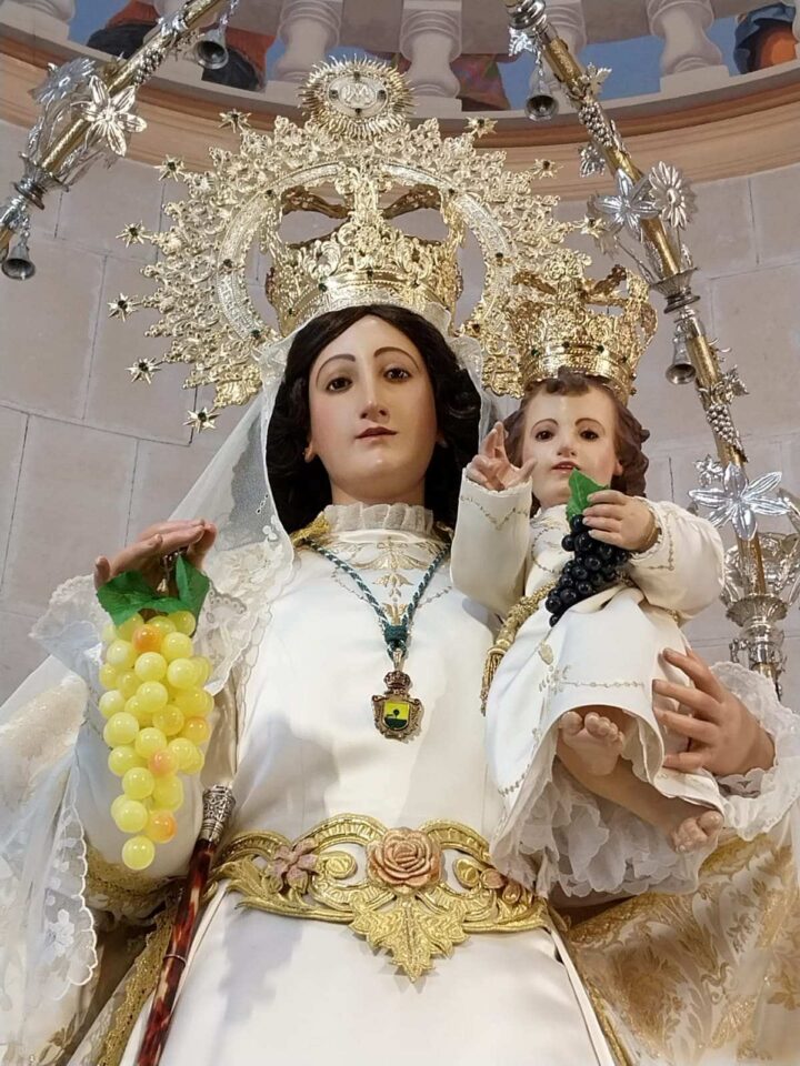 La Virgen de las Viñas ya tiene su nueva medalla de Alcaldesa Perpetua tras el reciente robo