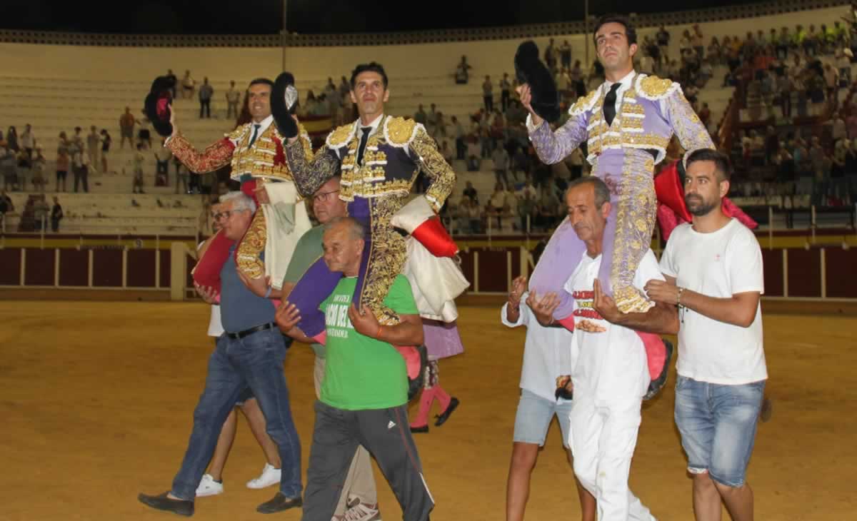 La terna abre la puerta grande de la plaza de toros de Tomelloso