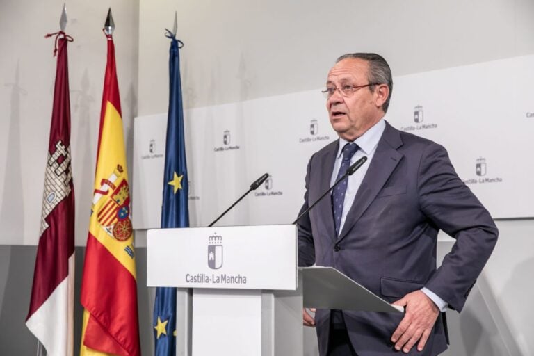 C-LM cree que el cupo catalán no fraguará por anticonstitucional y bromea con que si así fuera Cataluña convocaría los CPFF