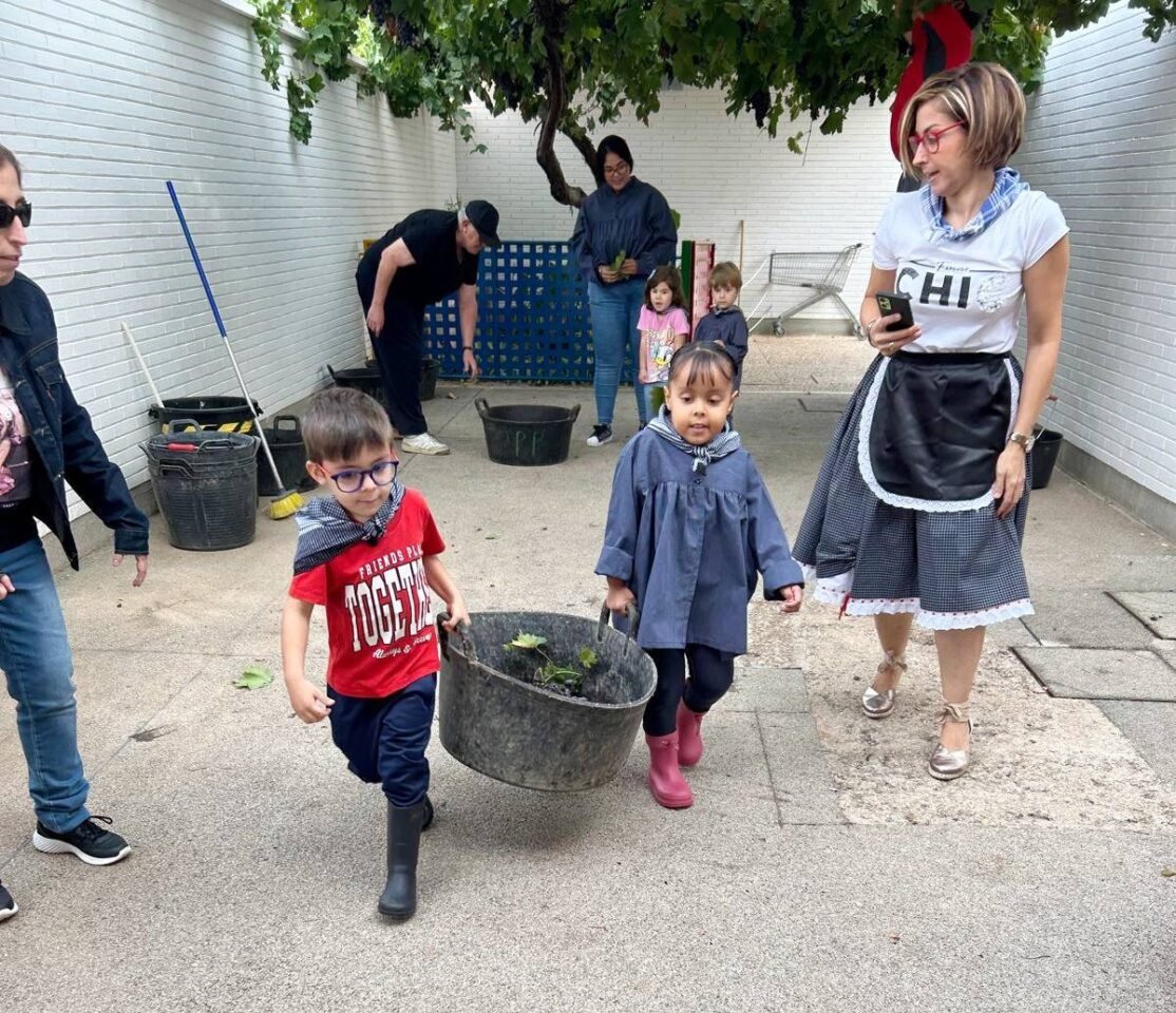 Alumnos del CEIP Félix Grande de Tomelloso "se van de vendimia"