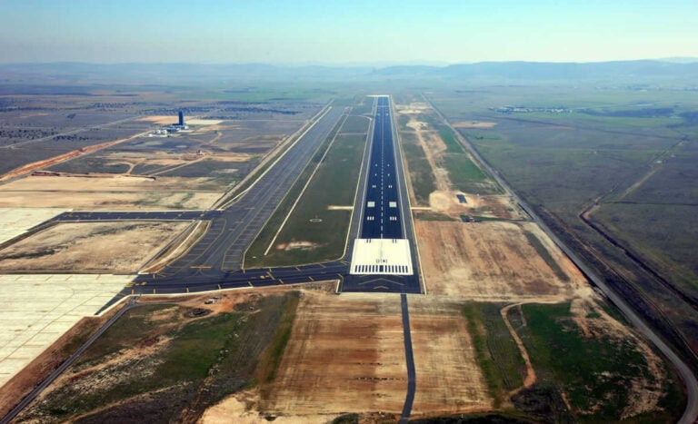 El aeropuerto de Ciudad Real defiende que «reúne todas las condiciones» para acoger migrantes temporalmente