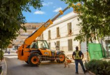 Cortes en la calle Veracruz y en la plaza del Arcipreste de Tomelloso por el derribo de dos inmuebles