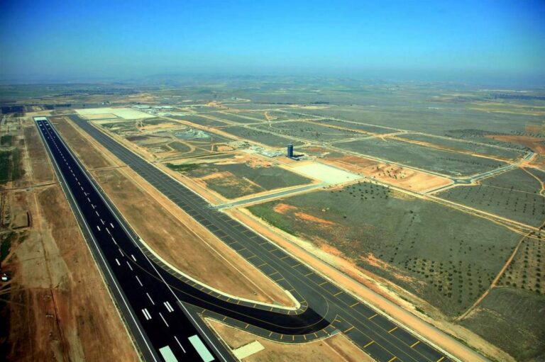 Descartan construir el centro de inmigrantes en el aeropuerto de Ciudad Real