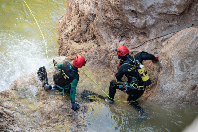 Equipos de rescate se abren paso en el casco antiguo de Letur y por el río para buscar a los cinco desaparecidos