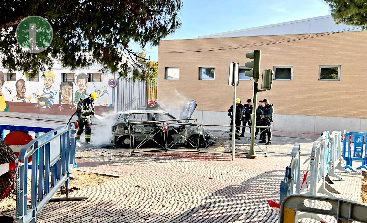 Un vehículo se incendia en plena calle cuando circulaba por Tomelloso