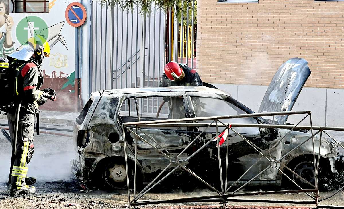 Un vehículo se incendia en plena calle cuando circulaba por Tomelloso