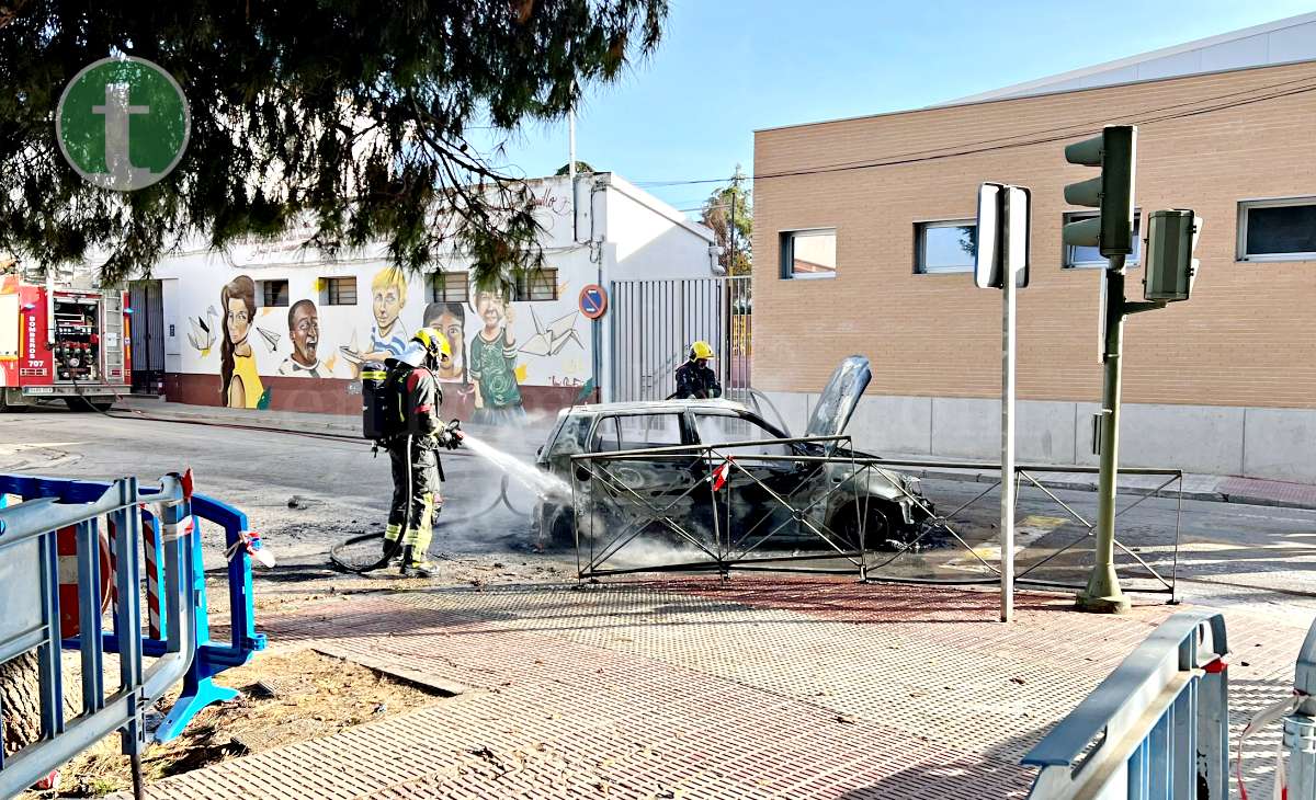 Un vehículo se incendia en plena calle cuando circulaba por Tomelloso