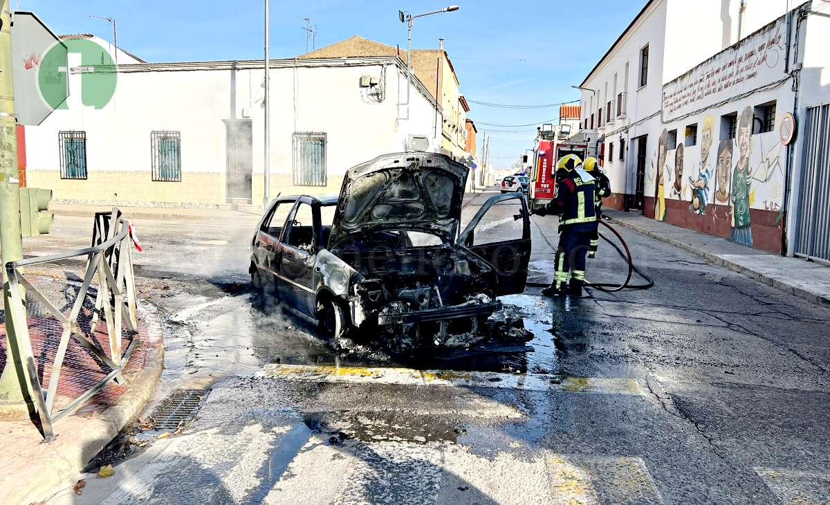 Un vehículo se incendia en plena calle cuando circulaba por Tomelloso