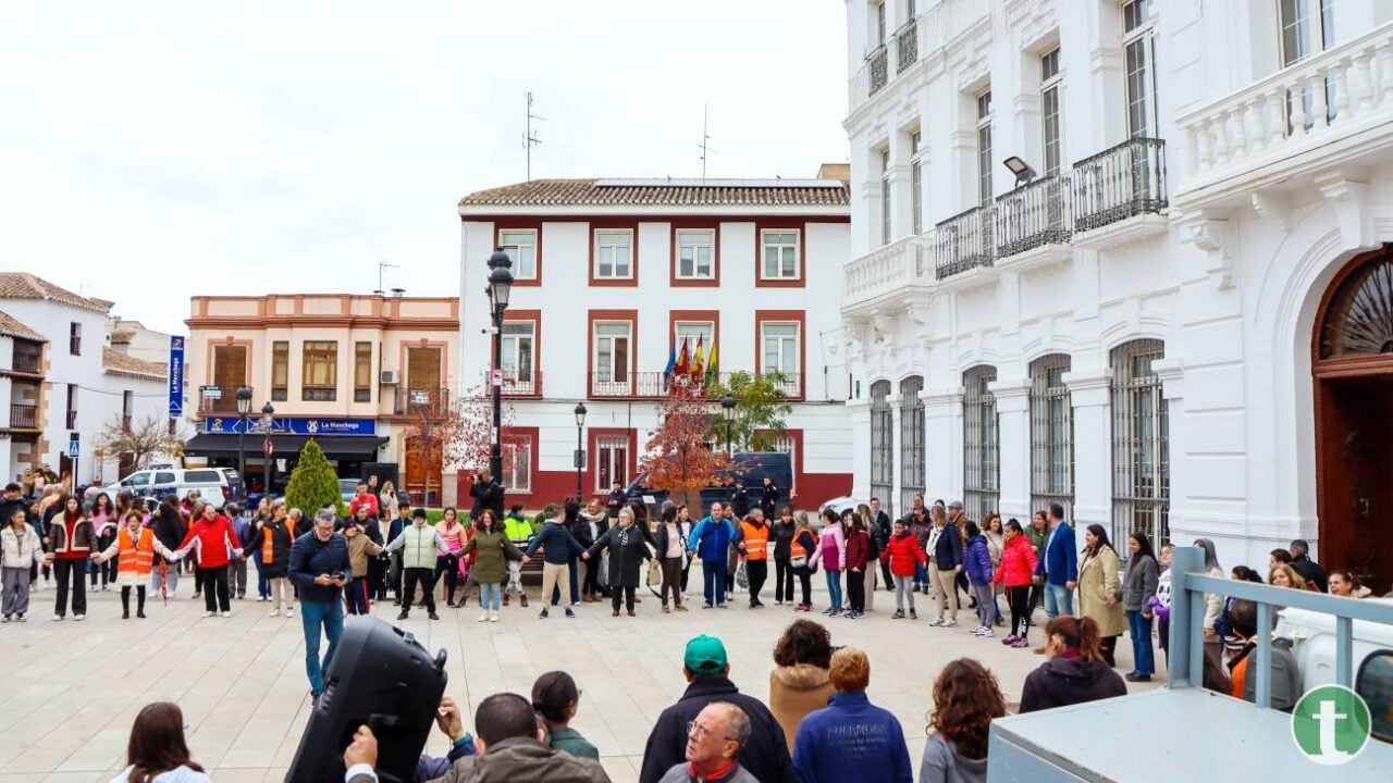 Entre bailes y lemas, la inclusión toma las calles de Tomelloso