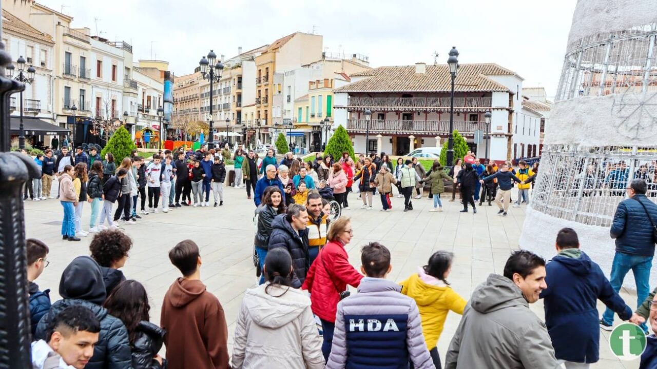 Entre bailes y lemas, la inclusión toma las calles de Tomelloso