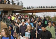 Miles de personas llevan ayuda a pie a las zonas afectadas por las inundaciones en Valencia