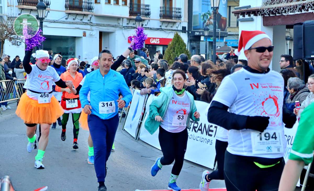 La IV San Silvestre Tomellosera despide 2024 entre deporte, disfraces y solidaridad