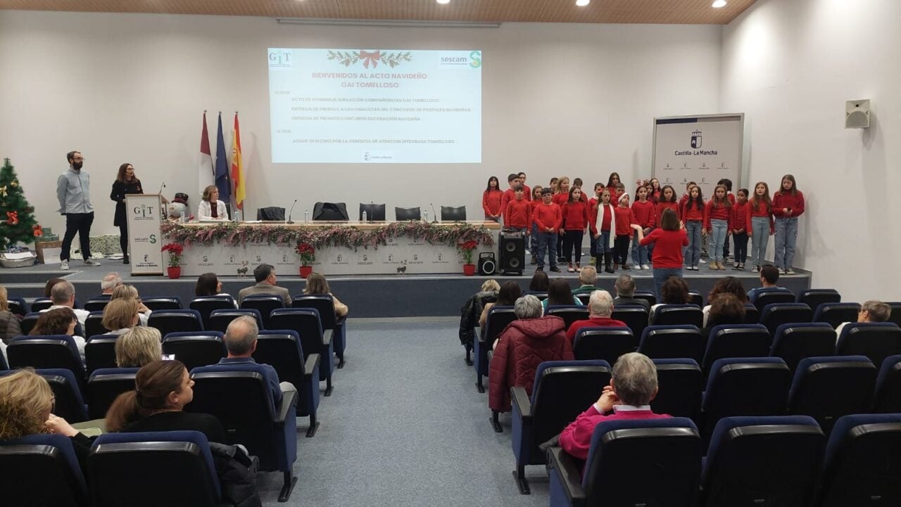 La Gerencia de Atención Integrada de Tomelloso celebra su tradicional acto de Navidad con escolares y homenaje a jubilados