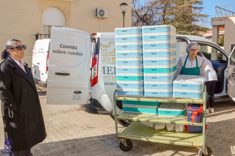 Dos nuevos vehículos para mejorar el programa de Comida sobre Ruedas de Tomelloso