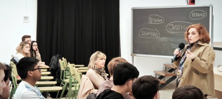 Cristina Cuesta, víctima de ETA, cuenta su experiencia con los alumnos de Bachiller del IES Eladio Cabañero