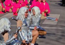 Mar, humor, muñecas y Romeo y Julieta en el desfile de las peñas locales del Carnaval de Tomelloso