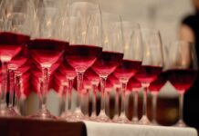 España pretende que EEUU elimine la subida arancelaria para el vino y el aceite de oliva