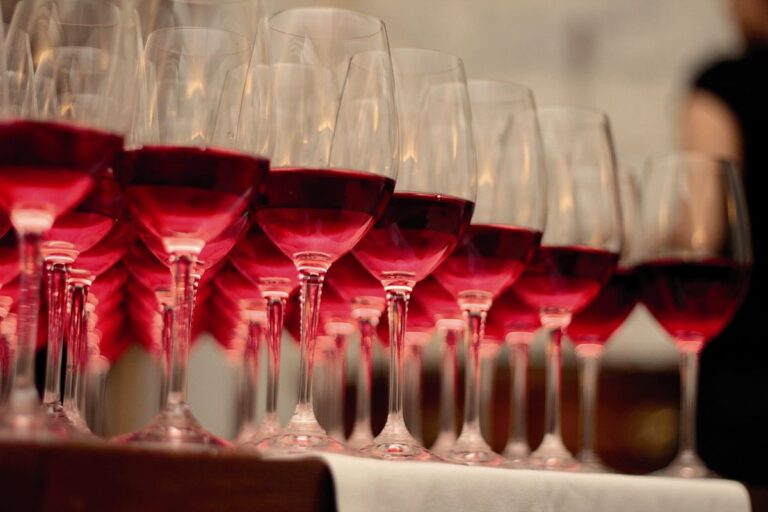 España pretende que EEUU elimine la subida arancelaria para el vino y el aceite de oliva