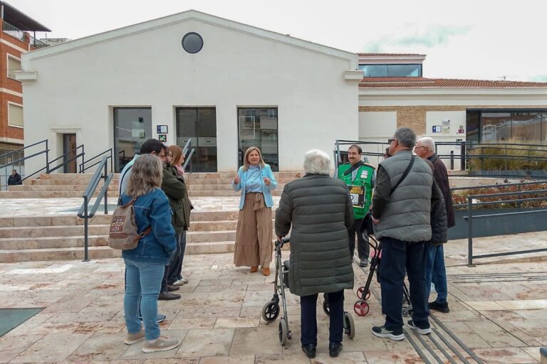 Señalética con códigos Navilens para personas ciegas o con poca visibilidad en el Mercado de Abastos de Tomelloso