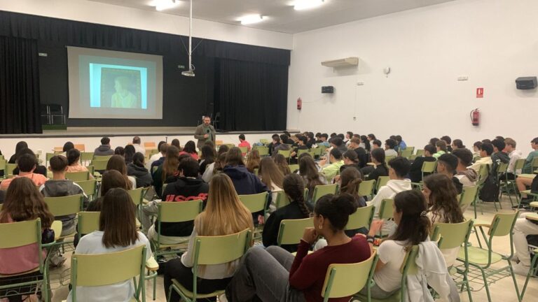 Alumnos del IES Eladio Cabañero conocen el progreso que vivió Tomelloso gracias a «El Obrero»