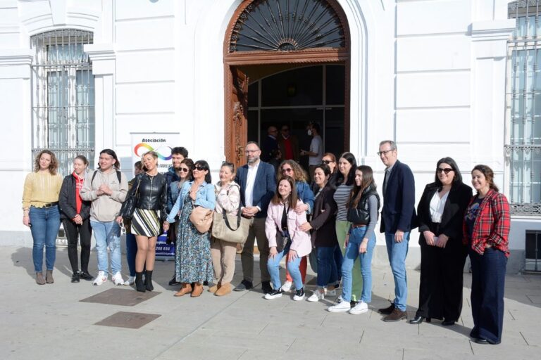 Tomelloso conmemora el Día del Autismo con la lectura de un manifiesto e iluminando el Ayuntamiento de azul
