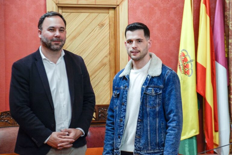 Javier Navarro felicita a Pedro Alcolea por su título de Campeón de España Profesional de Kick Boxing
