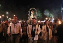 Fe, fuego y emoción: cientos de antorchas iluminan el camino de la Virgen de las Viñas Romería de Tomelloso 2025