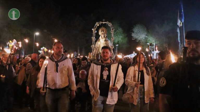 Fe, fuego y emoción: cientos de antorchas iluminan el camino de la Virgen de las Viñas