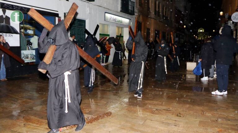 El Silencio se impone en Tomelloso en una madrugada de fe bajo la lluvia